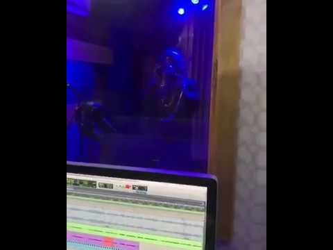 Omega el fuerte grabando su proximo palo mundial ( Ya corone 2019 )