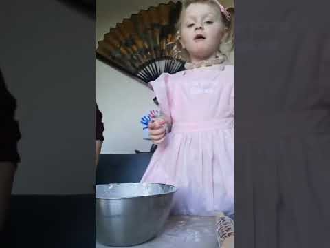 Marjorie Bakes slimy cake mix