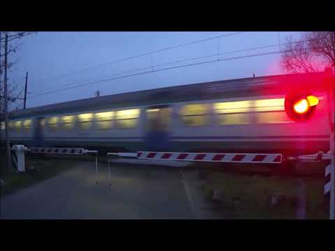 Passaggio a livello Mombaruzzo (AT) casse miste FS 64 e TD 96/2 - Level crossing - Spoorwegovergang