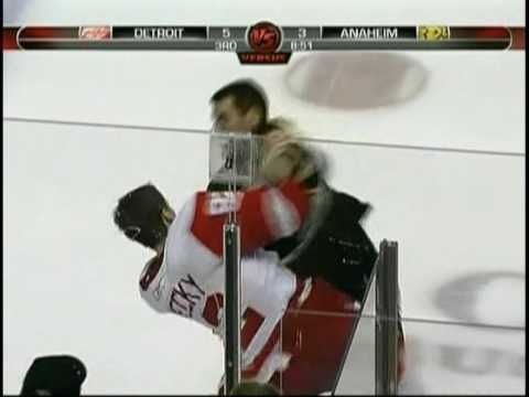 Francois Beauchemin fights Tomas Kopecky in Game 4 WCSF!