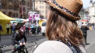 Cynthia Janes busking in Basel (song: Bluebird - Lindi Ortega)