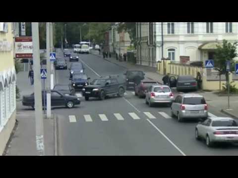 Brawura kierowcy na skrzyżowaniu 