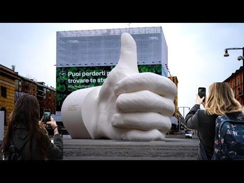 Mistero a Milano: Spunta un Like gigante in strada con la scritta..