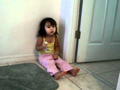 Mayerlin  escovando  os  dentes.mov