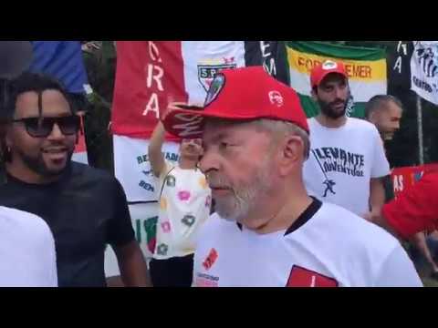 Mano Brow troca ideia com o Ex Presidente Lula no Jogo de Inauguração do campo Dr. Sócrates.