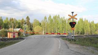 InterCity 77 passes Herrala level crossing (FullHD)
