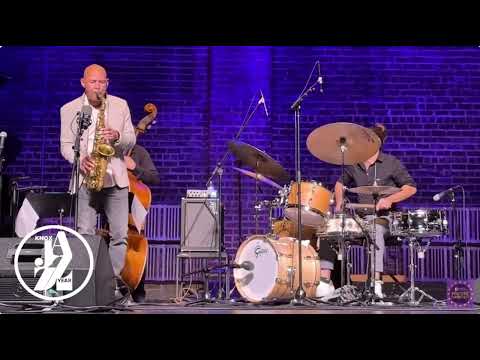 Henry Colé w Miguel Zenón Quartet: Antilliano