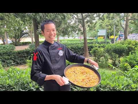 Receta de arroz en paella de pulpo y ajos tiernos por ZHI CHEN chino en Valencia con SOCARRAT