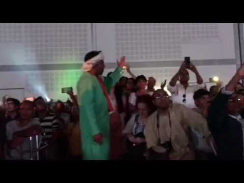 Modi in Israel - supporters cheering