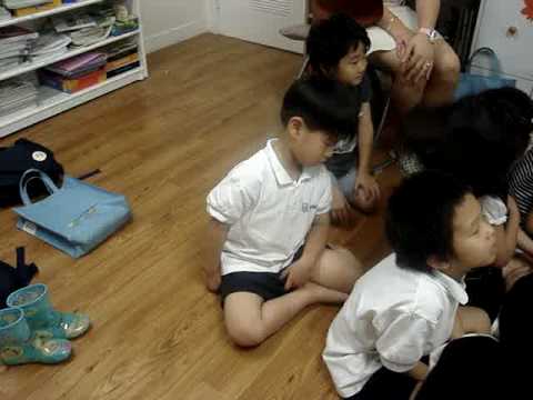 Ensinando Inglês na Coréia do Sul. Teaching English in Korea. 2006 - Sleepy Kid Video