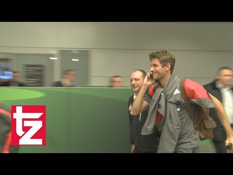 Spaßvogel Thomas Müller: Hier telefoniert der Bayern-Star mit seinem Reisepass