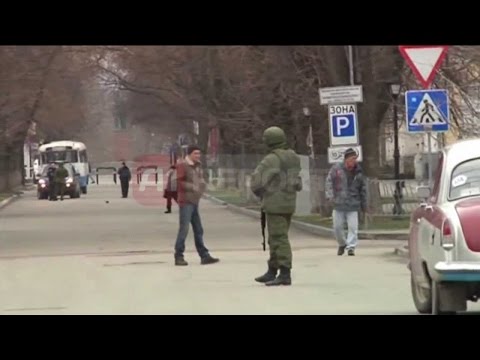 A1 Report - Ukraina, Rusia tërheq trupat në bazë, por s'i largon nga Krimea