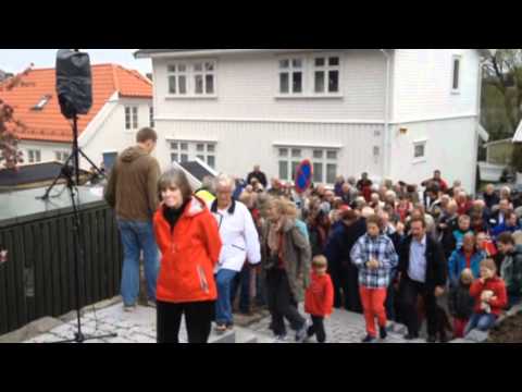 Mannskoret Hvalkjæften innvier trapp til Preståsen i Sandefjord