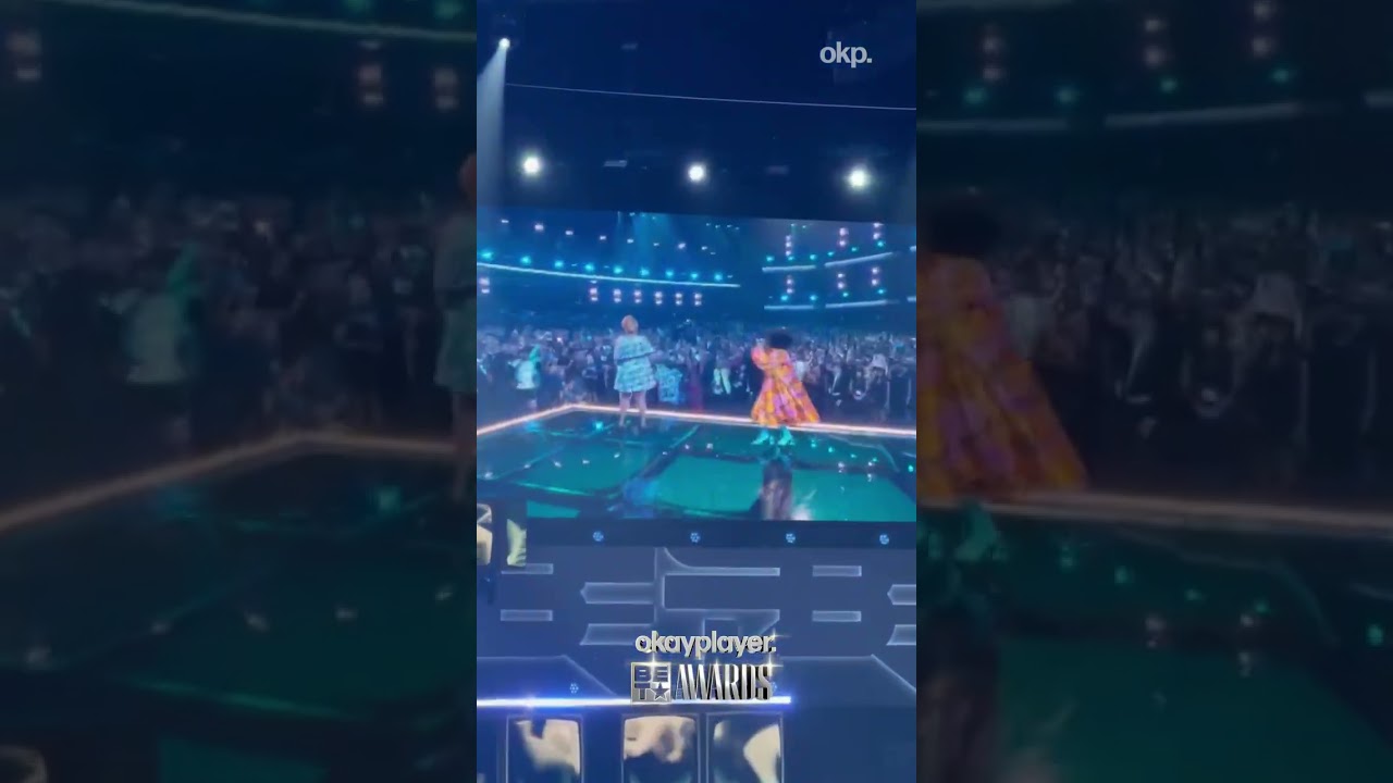 #Rapsody & #Lizzo 's tribute to #LaurynHill had the #betawards jumping 😅 🎶 #trending