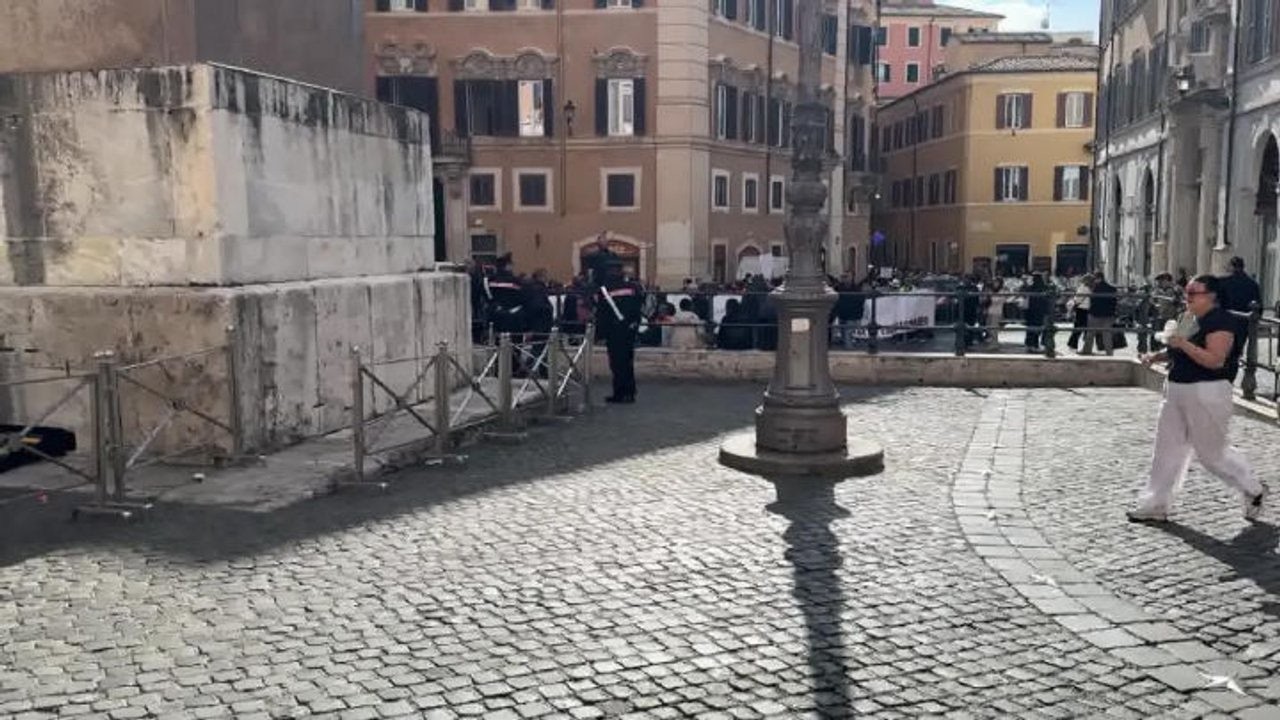 "Da soli non ce la facciamo", la protesta dei caregiver a Montecitorio