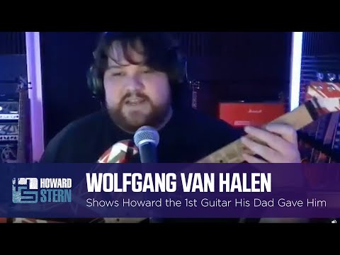 Wolfgang Van Halen zeigt die erste Gitarre, die ihm sein Vater geschenkt hat