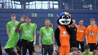 TV-Bericht über das 3. AOK Jugendcamp in Weißenfels beim MBC (Mitteldeutscher Basketballclub) mit einem Fokus auf der Bedeutung des Sports für die Jugend, Interviews mit Sportpsychologen und Sozialarbeitern, und Einblicken in die sozialen Auswirkungen.
