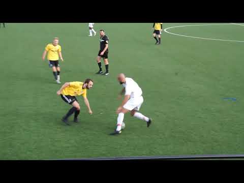 1.Senior's Adem Kücükkartal Dribletur.