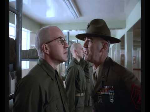 Escena del recluta Cowboy de La Chaqueta Metálica.