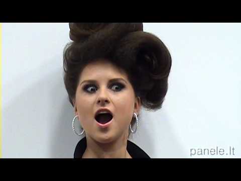 Viršelio merginos fotosesiją akylai prižiūrėjo mama