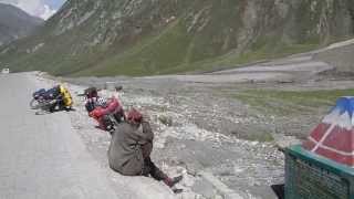 preview picture of video 'Cranking up Zoji La - Srinagar to Leh Bicycle Touring'