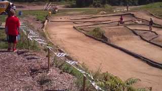 2WD Traxxas Slash racing against 4WD short course trucks