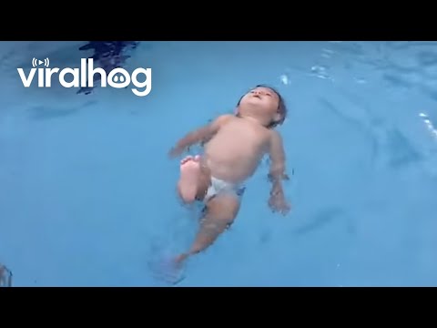 Baby schwimmt im Pool