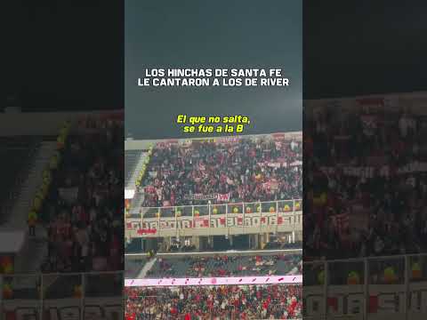 "La Guardia Albi Roja Sur - Independiente Santa Fe cargando a River Plate anoche en el Monumental" Barra: La Guardia Albi Roja Sur &bull; Club: Independiente Santa Fe &bull; País: Colombia