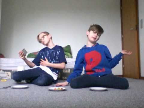 Spiser en stor vingummi med david