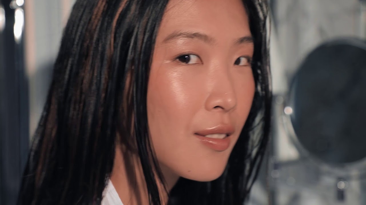 Kerastase Video Model Applying Original Hair Oil