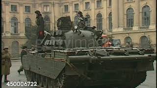 București, decembrie 1989. Lume pe străzi. Distrugerile de la Biblioteca Centrală Universitară