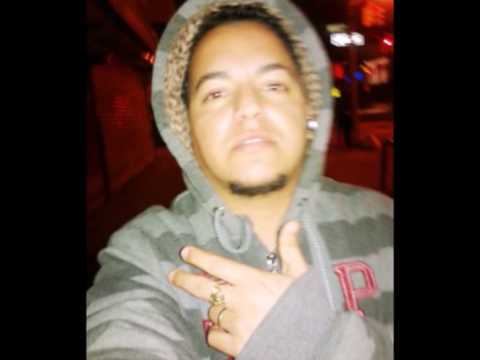 Lolo en el micrófono apollandote