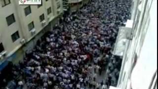 preview picture of video 'Siria, Homs, CIENTOS DE MILES de Manifestantes en Funerales Manifestantes Masacrados, 18/04/2011'