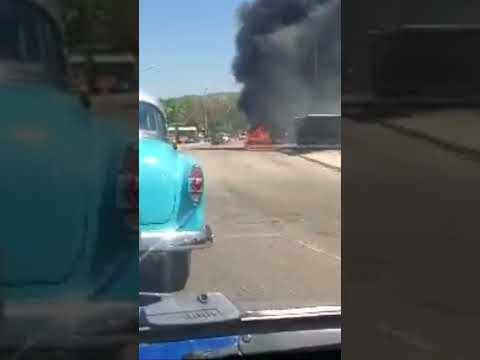 Auto coge candela en la Habana cuba hoy