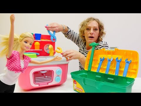 Nicoles Grüne Box - Barbie braucht einen Klempner - Spielzeug Video mit Puppen