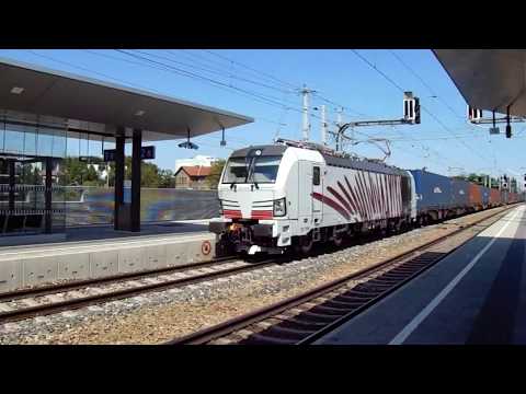 Lokomotion 193 775-ös Vectron halad át konténervonatával Bruck an der Leithán.