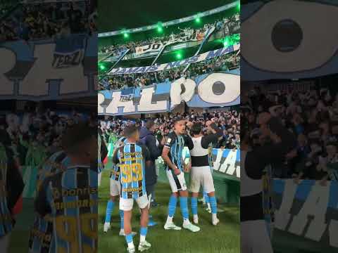 "JOGADORES DO GRÊMIO FORAM COMEMORAR COM A TORCIDA PRESENTE NO COUTO PEREIRA! #futebol" Barra: Geral do Grêmio &bull; Club: Grêmio &bull; País: Brasil