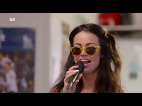 Aura Dione . Toppen af poppen Aura fortolker Dorthe Gerlach