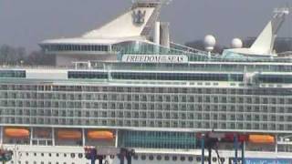 MS "Freedom of the Seas" auslaufend Hamburg
