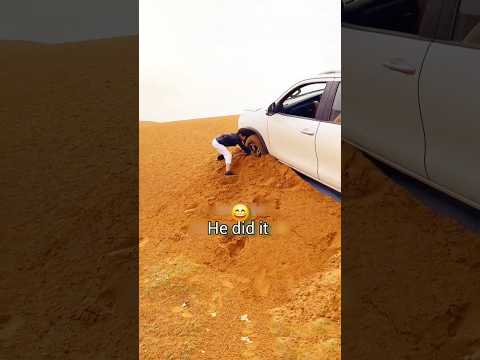 his toyota fortuner stuck in desert sand during offroading. he bring it out of sand. Toyota hilux.