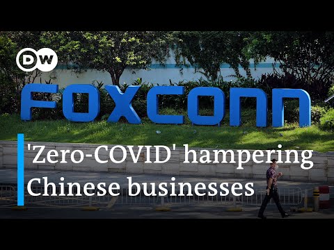 中國iPhone生產商富士康的員工因COVID限制而離開工廠 | DW新聞 (Employees of Chinese iPhone producer Foxconn leave factory over COVID restrictions | DW News)