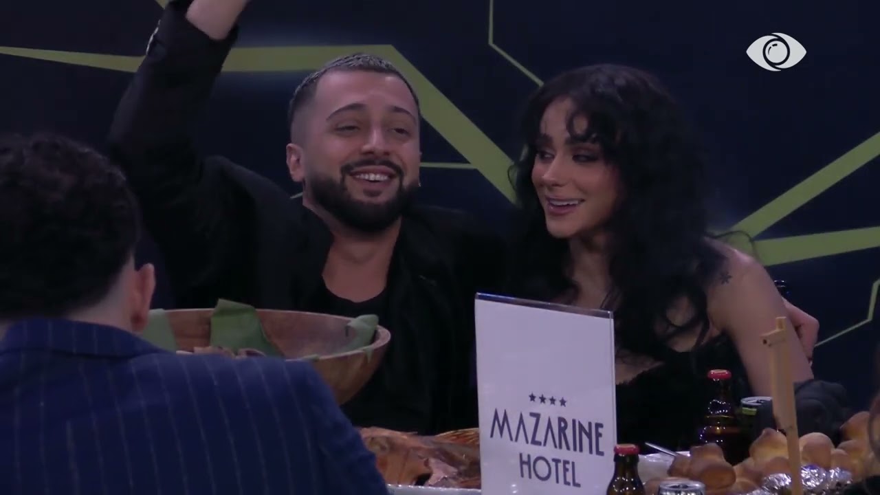 Gjesti këndon teksa qëndron i shoqëruar nga Egli: Loja vazhdon…