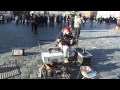 Папа и Борода. Игра на волынке. Прага, Староместская площадь, октябрь 2013 ...