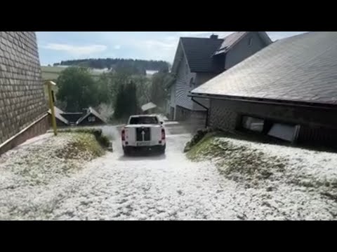 Golfballgroßer Hagel in Thüringen! Heftiges Unwetter sorgt für schneeweiße Fahrbahnen