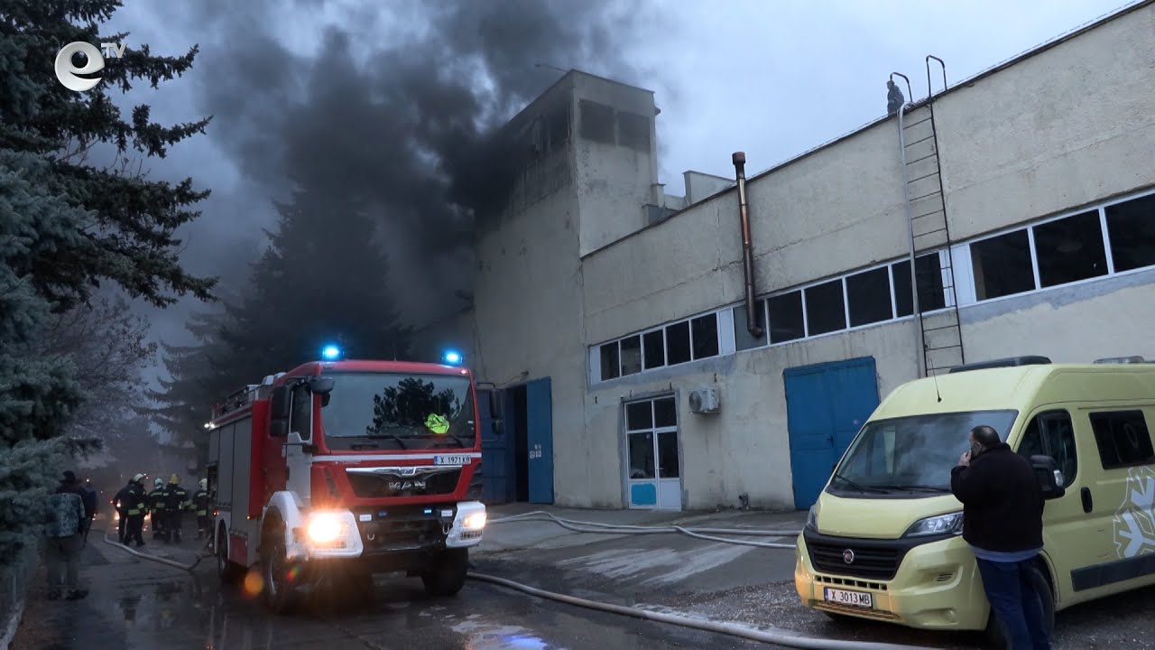 Пожар в склад в Източна индустриална зона обгази половин Хасково