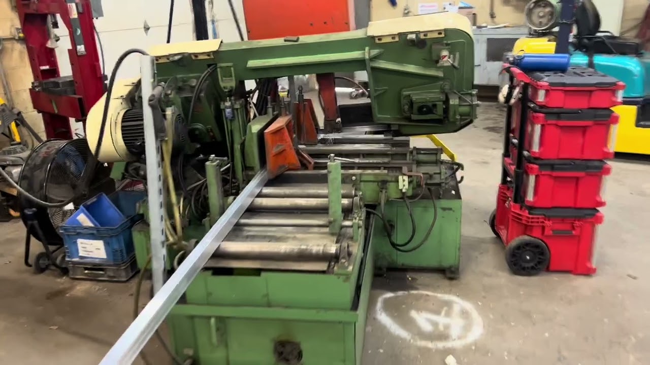 Low profile conveyor bearing mounts auto bandsaw process