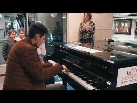 EPIC POP PIANO MEDLEY  at Amsterdam Train Station – THOMAS KRÜGER