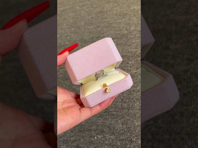Vídeo relacionado con KMKANPO Caja de anillos,Light Ring Box,Jewelry Box,Caja de regalo de joyería,caja de almacenamiento,para Boda, propuesta,Compromiso,Aniversario(Negro)