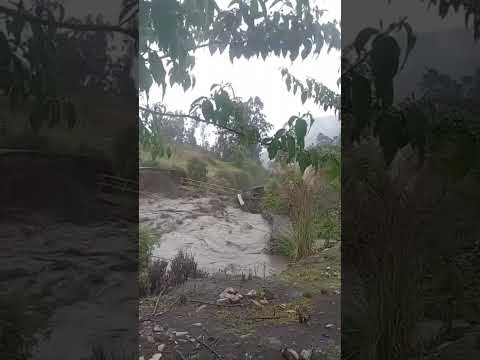 🌧️⚠️ Fuertes lluvias provocan el colapso de un puente en Boyacá.