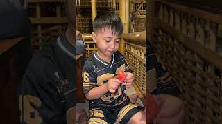 Dek azki maem buah kesukaan